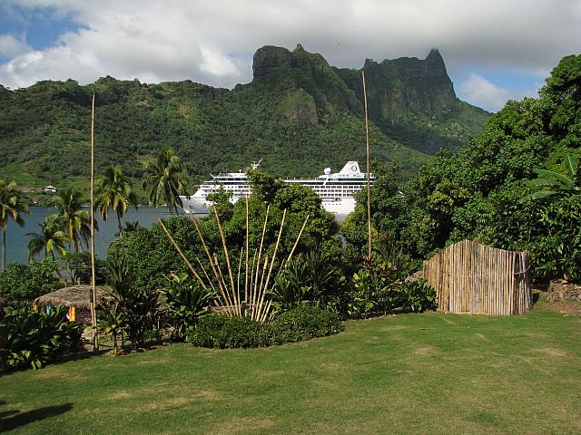 Cook's Bay, Oceania Regatta, & Moorea mountains