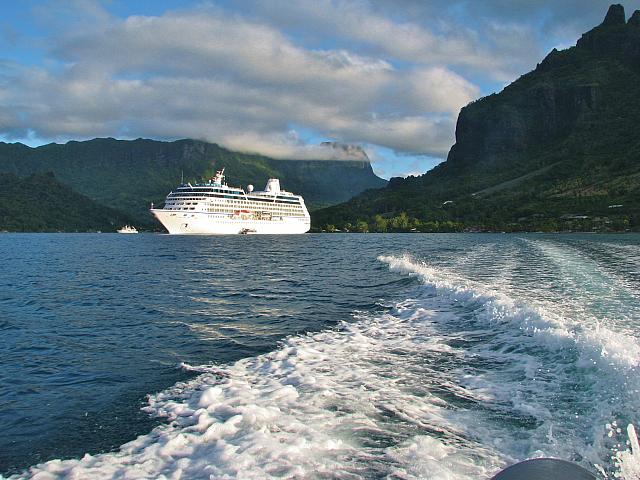 Oceania Retta in Cook's Bay, Moorea