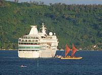 Vaka passes the Paul Gauguin